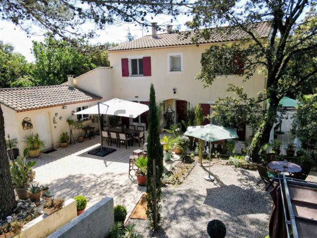 A 8 km d'Uzès, élégante bastide, double habitation possible