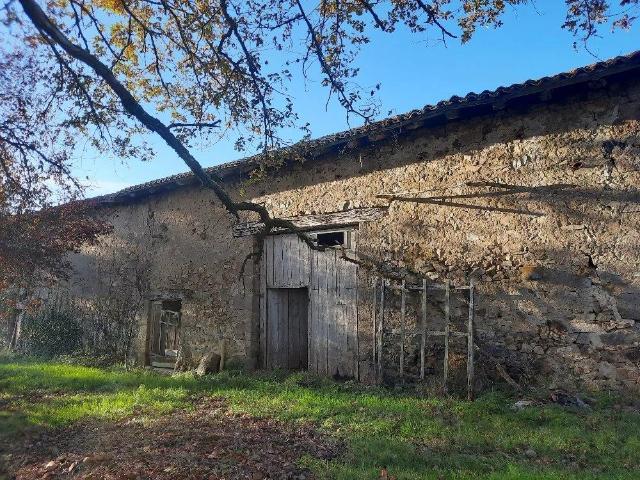 A 8 mns en voiture du centre ville, hameau tres calme pour c. 250m² Ecuras