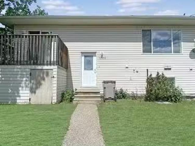 A 9313 107 Avenue, Grande Prairie, AB, T8V 1K5 house for lea.
