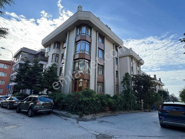 Acıbadem 'de Merkezi Konumda Asansörlü Satılık 4+1 Daire
