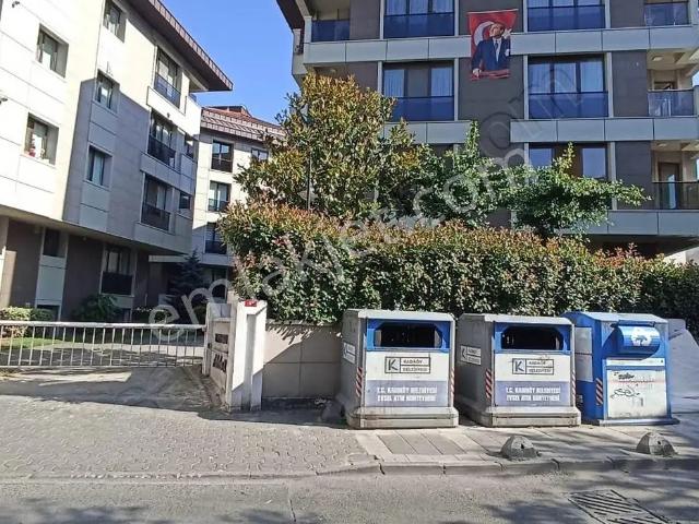 Acıbadem Faikbey Sokak'ta 7/24 Güvenlikli Sitede Kiralık Daire