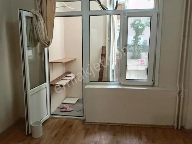 Acıbadem'de,merkezi Konumda,1+1 Yüksek Giriş Dairedir