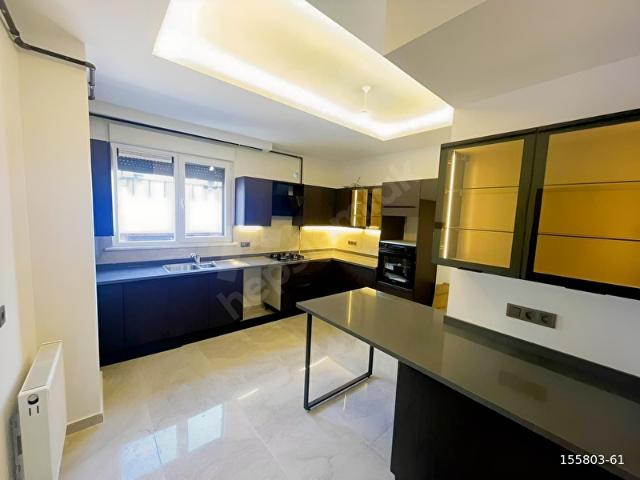 Acıbademde Geniş ve Modern 4+1 Üst Dubleks Şehir Manzaralı