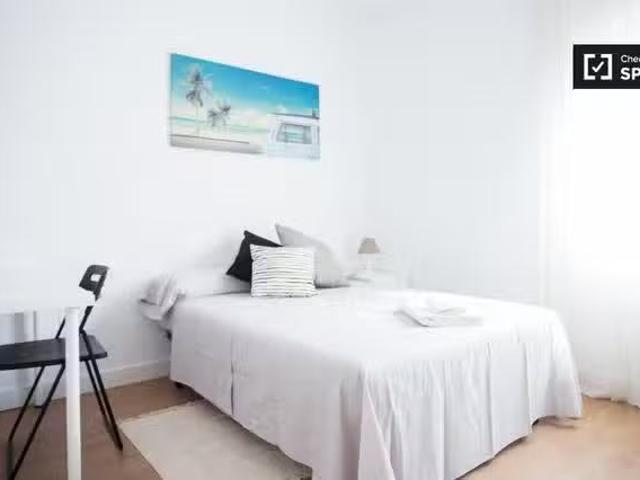 ¡Oferta! Acogedora habitación en apartamento de 4 dormitorios.