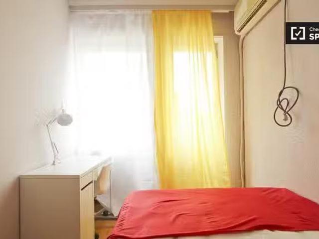 Acogedor Acogedora habitación en apartamento de 7 dormitorios.