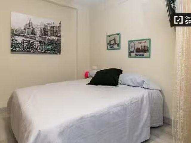 ¡En alquiler! Amplia habitación en un apartamento de 4 dormito.