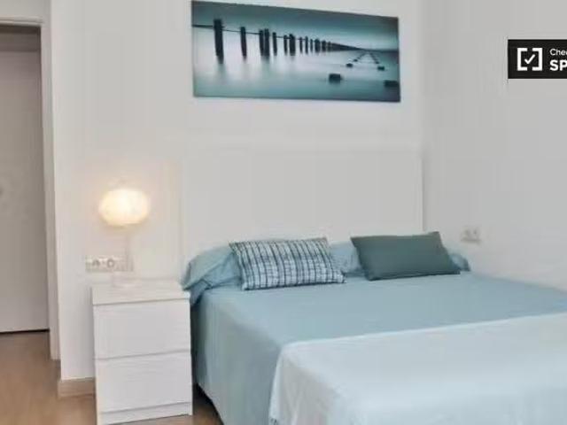 Único Amplia habitación en un apartamento de 4 dormitorios en.