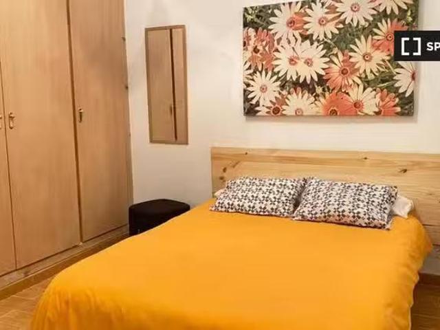 ¡Recién llegado! Amplia habitación en piso de 3 dormitorios en.