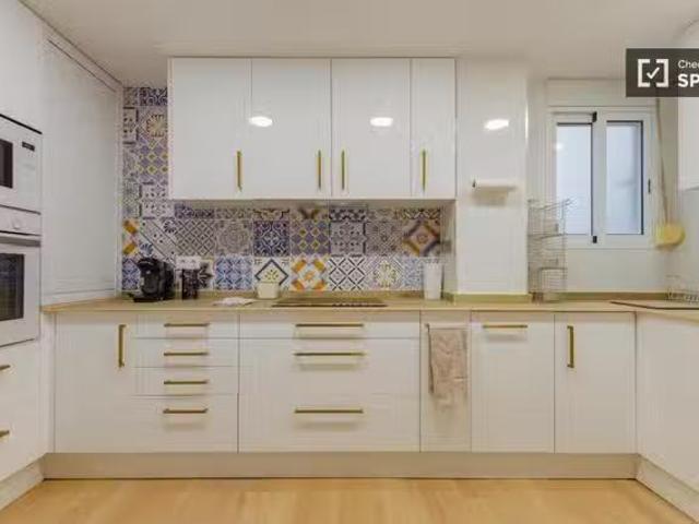 Encantador Apartamento de 4 dormitorios en alquiler en Patraix.