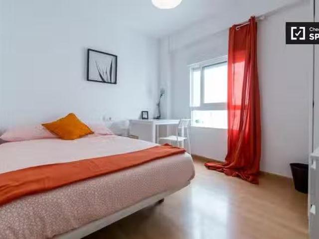 ¡Recién llegado! Buena habitación en apartamento de 3 dormitor.