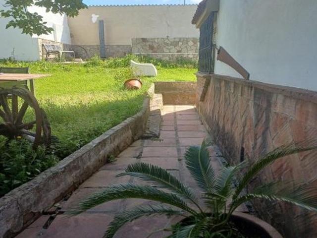 Acogedor Chalet en Algeciras con Piscina y Amplio Jardín