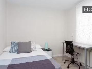 ¡En alquiler! Cómoda habitación en apartamento de 7 dormitorio.