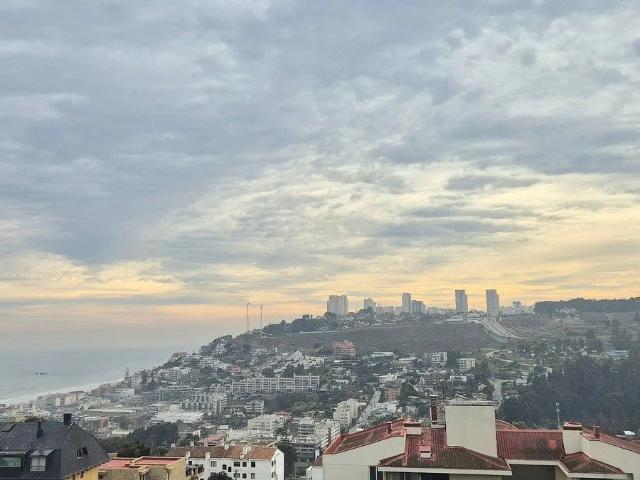 Acogedor con cómodos espacios y linda vista a playa reñaca