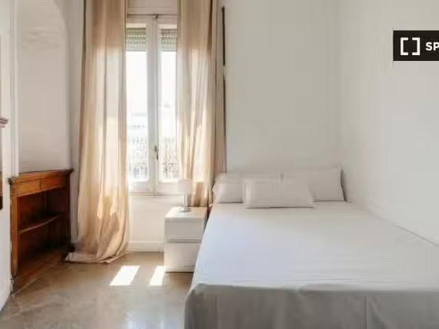 ¡En alquiler! Encantadora habitación en piso de 14 habitacione.