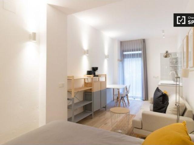 Acogedor estudio sobre jardín con baño en Gracia norte Co Living
