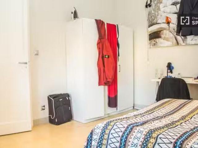 ¡Recién llegado! Gran habitación en apartamento de 4 dormitori.