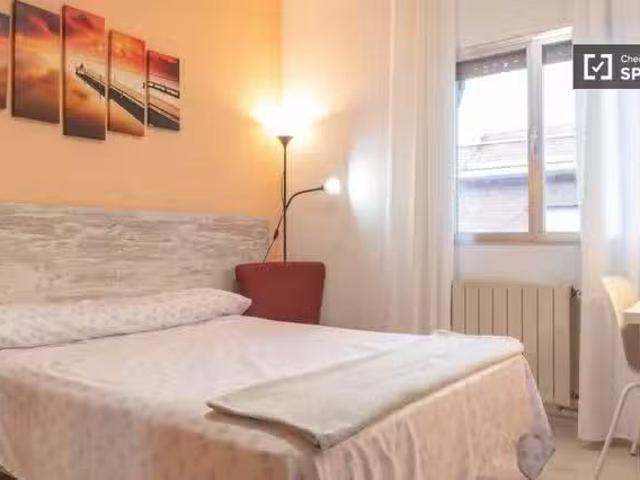Bonito Habitación amueblada en un apartamento de 4 dormitorios.