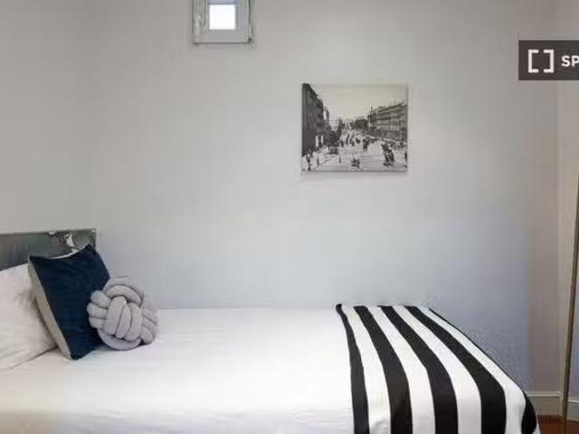 Nuevo Habitación amueblada en apartamento de 6 dormitorios en.