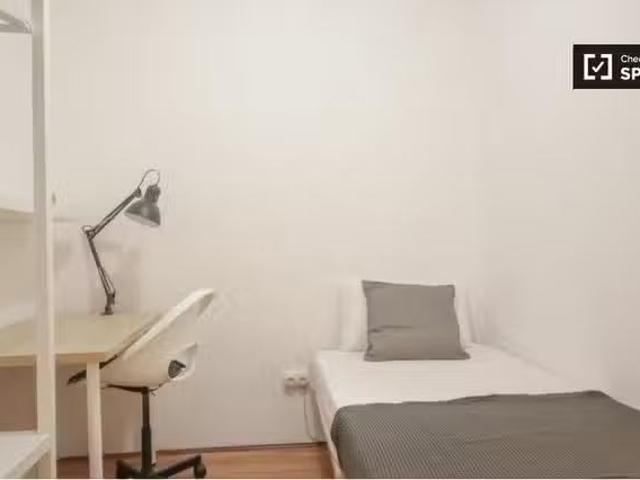 Acogedor Habitación amueblada en apartamento de 7 dormitorios.