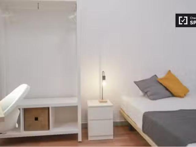 ¡Recién llegado! Habitación amueblada en apartamento de 7 dorm.