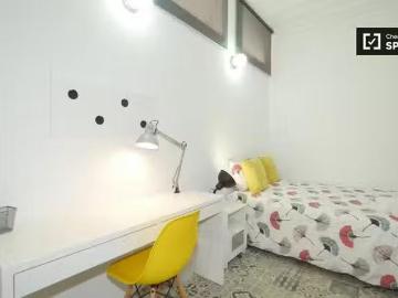 ¡Recién llegado! Habitación amueblada en piso compartido en Gr.