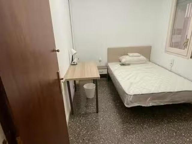 Acogedor Habitación en Avinguda de la Riera de Cassoles, Vila.