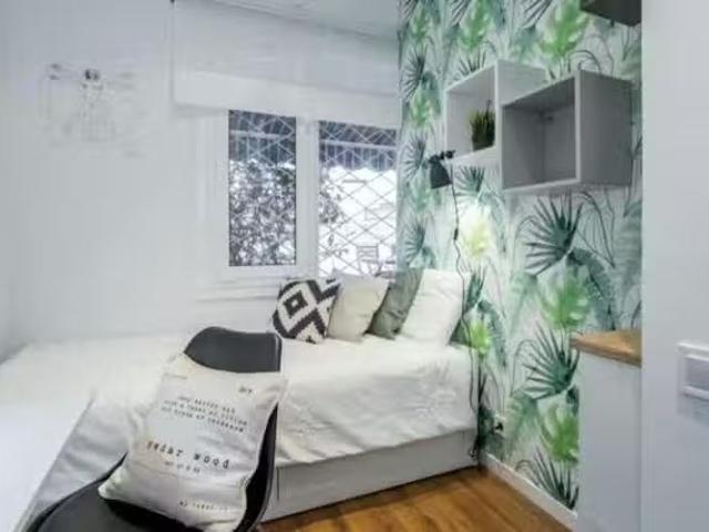 Acogedor Habitación en Avinguda de la Riera de Cassoles, Vila.