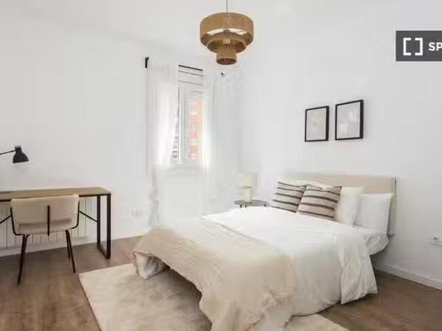 ¡Recién llegado! Habitación en alquiler en piso de 6 habitacio.