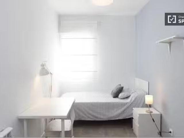 ¡Renta! Habitación en apartamento de 4 habitaciones en Campame.