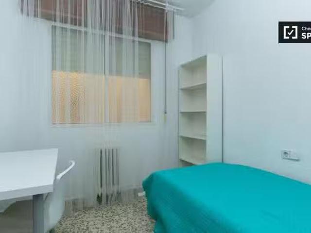 Acogedor Habitación en apartamento de 5 habitaciones, Camino d.