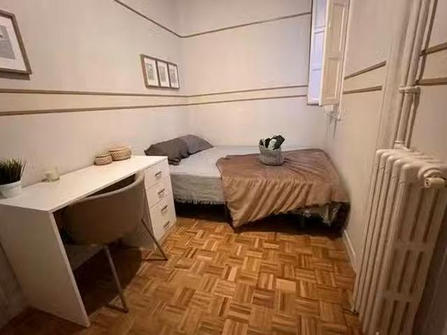 Encantador Habitación en Calle de Menorca, Retiro