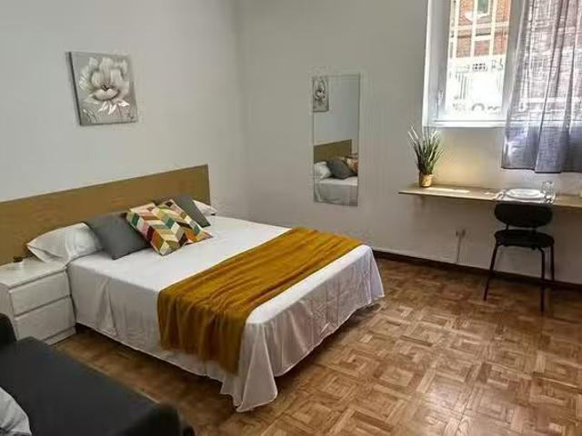 Encantador Habitación en Calle de la Infanta Mercedes, Tetuán