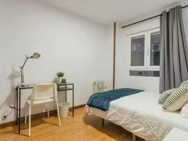 Único Habitación en Calle del Camino de los Vinateros, Media L.