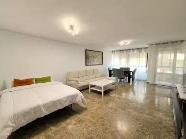 ¡En alquiler! Habitación en Calle Poeta Vila y Blanco, Ensanch.