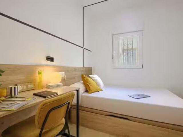 Encantador Habitación en Calle Porthos, Latina