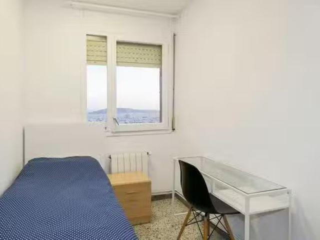 Bonito Habitación en Carrer d'Albert Llanas, La Salut
