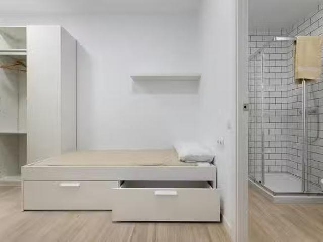 Encantador Habitación en Carrer de Bassegoda, Sants Badal