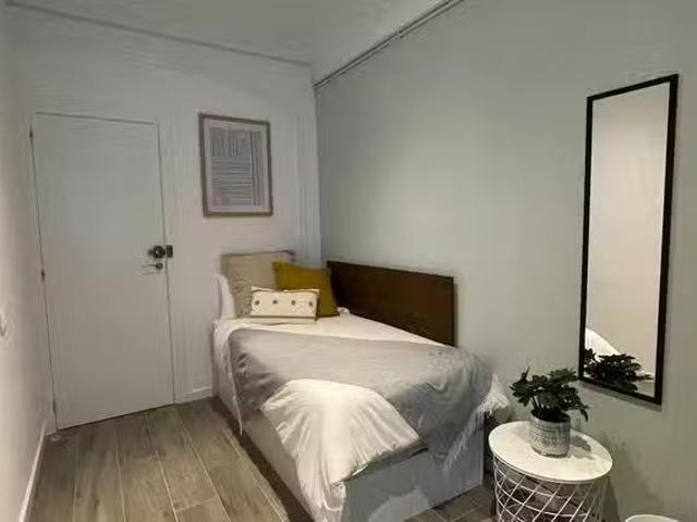 ¡Recién llegado! Habitación en Carrer de la Creu Coberta, Host.