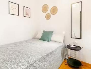 ¡En alquiler! Habitación en Carrer de la Indústria