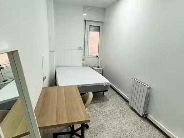 ¡Recién llegado! Habitación en Carrer de Muntaner