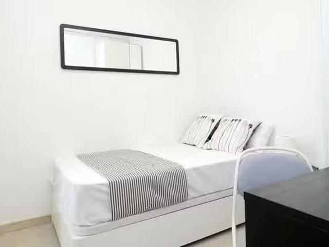 ¡Oferta! Habitación en Carrer de Rosalia de Castro