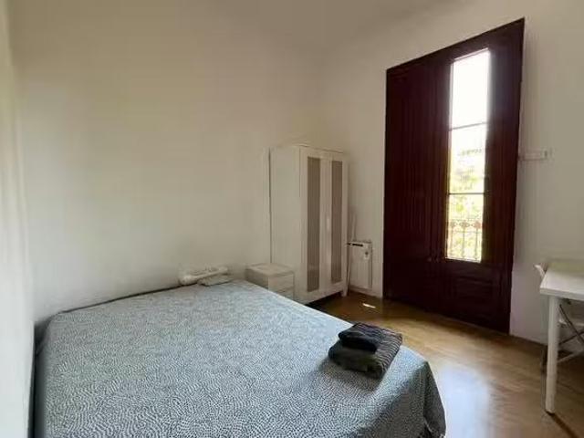 ¡Recién llegado! Habitación en Carrer del Bruc, Dreta de l'Eix.