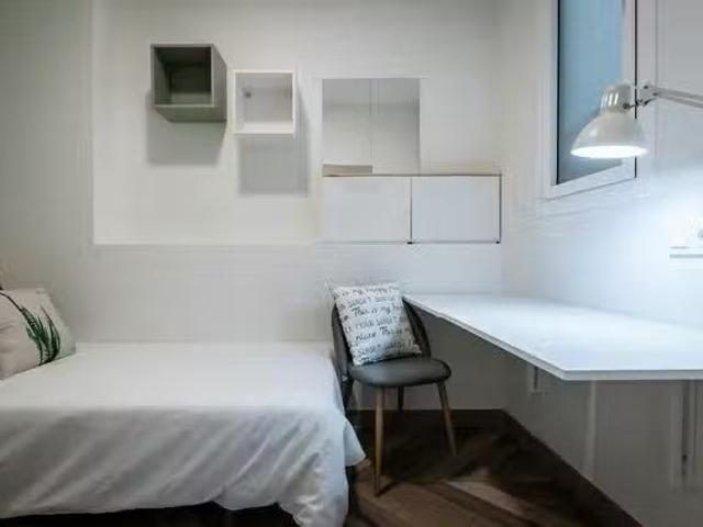 ¡En alquiler! Habitación en Carrer del Rosselló, l'Antiga Esqu.
