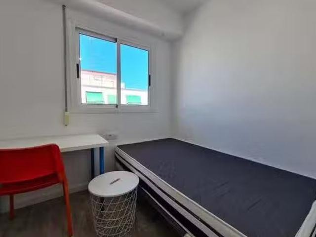 ¡En alquiler! Habitación en Carrer dels Sants Just i Pastor
