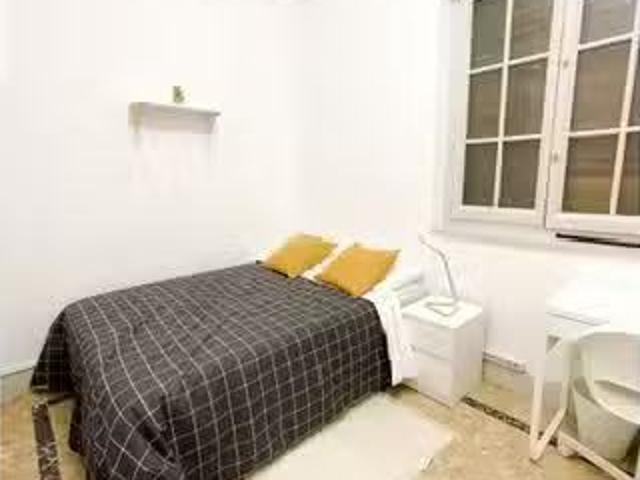 ¡En alquiler! Habitación en piso compartido de 8 habitaciones.