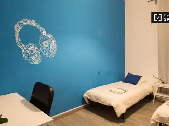 Acogedor Habitación en piso compartido de 10 habitaciones en e.