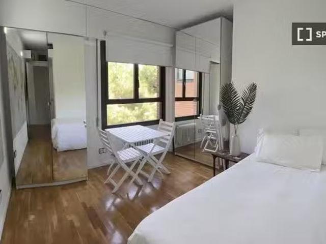 Nuevo Habitación en piso compartido de 3 habitaciones en alqui.