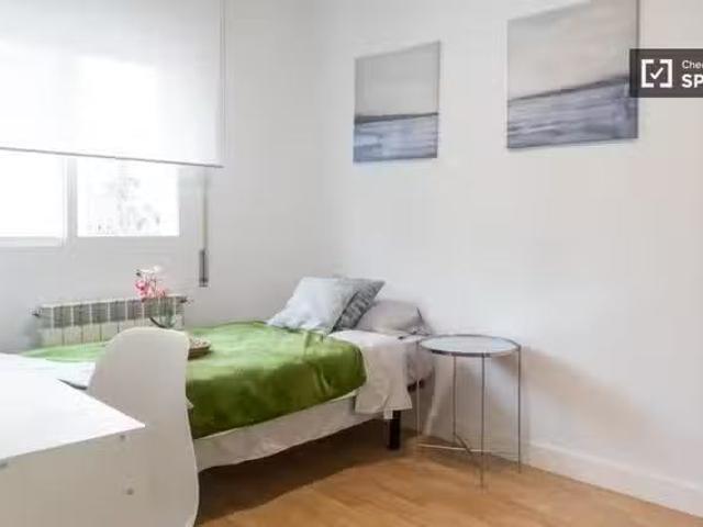 ¡En alquiler! Habitación en piso de 5 habitaciones en Madrid