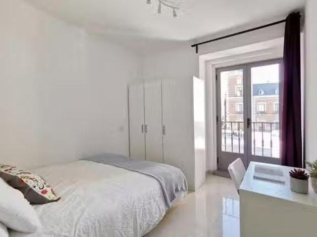 Nuevo Habitación en Plaza de Santa Cruz, Sol