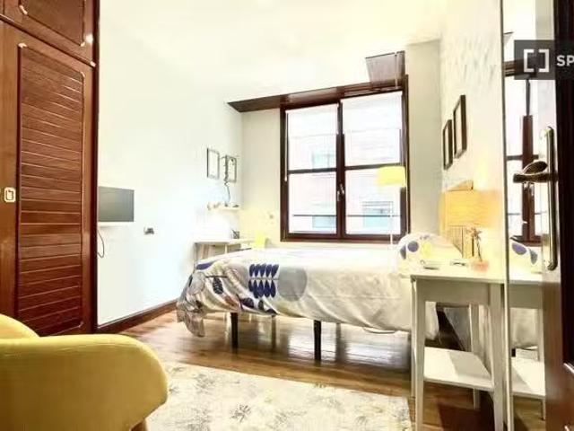 ¡Oferta! Habitación enorme en un apartamento de 5 dormitorios.